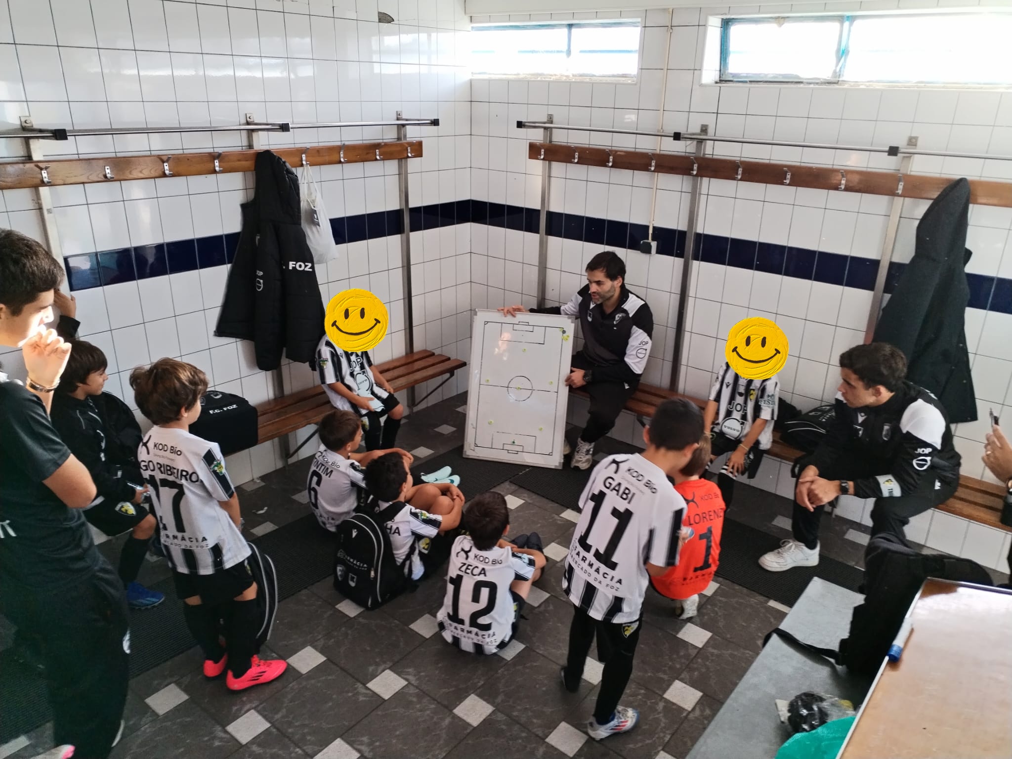 Treinador a orientar uma equipa de futebol no balneário