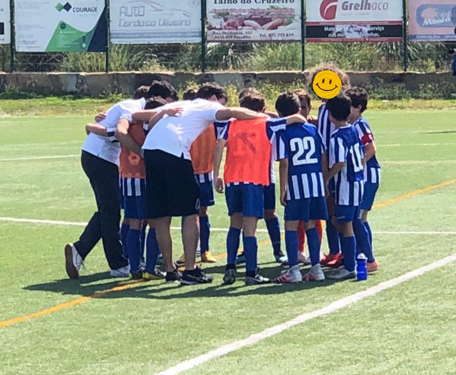 Equipa de futebol reunida antes de um jogo