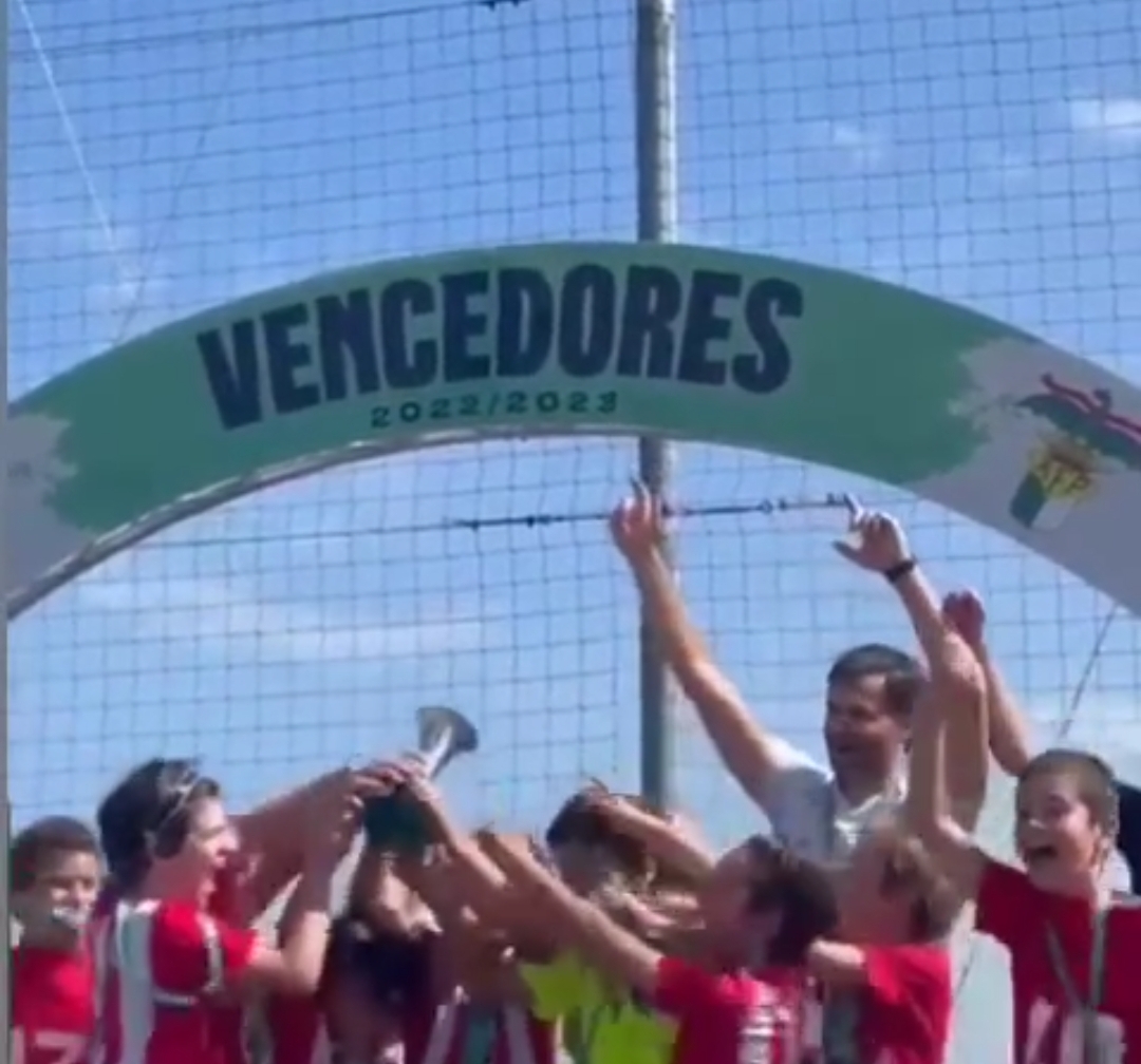 Equipa jovem a celebrar uma conquista desportiva